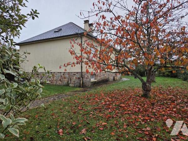 VILLAINES-LA-JUHEL (53), proche commodités, pavillon surélevé sur sous-sol de 1966 comprenant e...