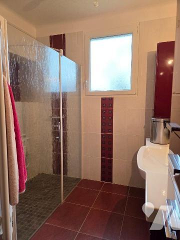 VILLAINES-LA-JUHEL (53), proche commodités, pavillon surélevé sur sous-sol de 1966 comprenant e...