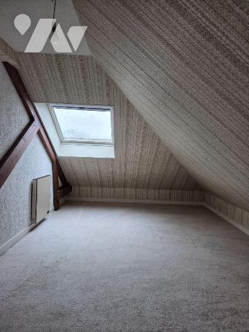 VILLAINES-LA-JUHEL (53), proche commodités, pavillon surélevé sur sous-sol de 1966 comprenant e...