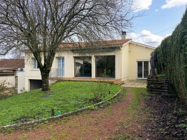 ANGOULEME PROXIMITE GARE TGV, bus, lycée et supermarchés : maison en trés bon état avec garage et jardin.