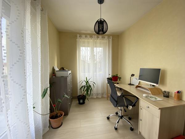 ANGOULEME PROXIMITE GARE TGV, bus, lycée et supermarchés : maison en trés bon état avec garage et jardin.