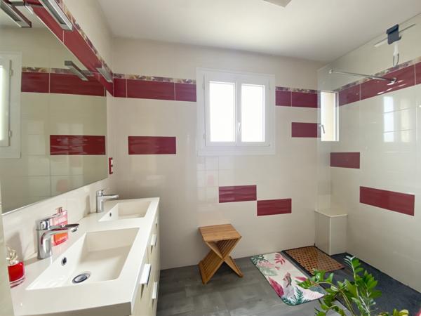 ANGOULEME PROXIMITE GARE TGV, bus, lycée et supermarchés : maison en trés bon état avec garage et jardin.