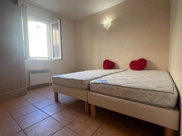 DOMAINE DE PONT ROYAL SECTEUR RESIDENTIEL APPARTEMENT climatisé DE 68 M2 DEUX CHAMBRES climatisées, terrasse, PISCINE, cave , place de parking