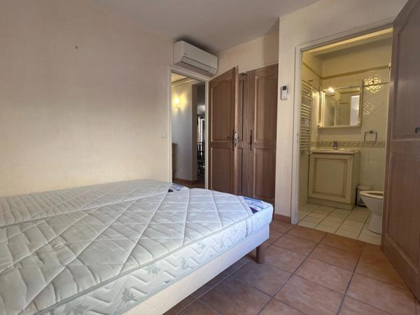 DOMAINE DE PONT ROYAL SECTEUR RESIDENTIEL APPARTEMENT climatisé DE 68 M2 DEUX CHAMBRES climatisées, terrasse, PISCINE, cave , place de parking