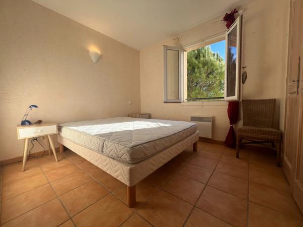 DOMAINE DE PONT ROYAL SECTEUR RESIDENTIEL APPARTEMENT climatisé DE 68 M2 DEUX CHAMBRES climatisées, terrasse, PISCINE, cave , place de parking