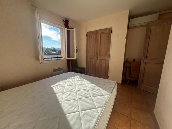 DOMAINE DE PONT ROYAL SECTEUR RESIDENTIEL APPARTEMENT climatisé DE 68 M2 DEUX CHAMBRES climatisées, terrasse, PISCINE, cave , place de parking