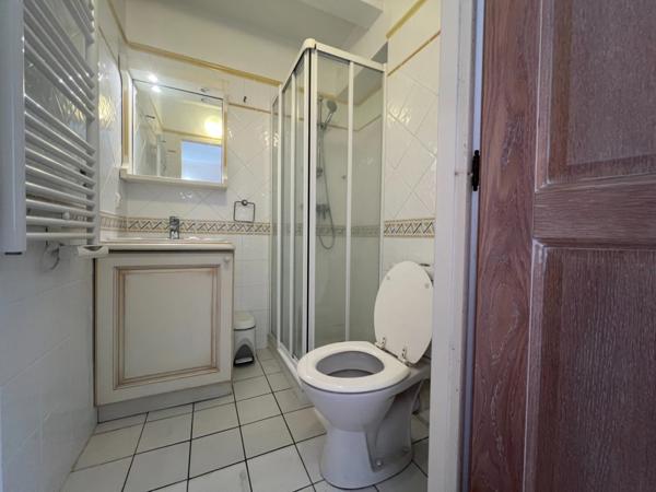 DOMAINE DE PONT ROYAL SECTEUR RESIDENTIEL APPARTEMENT climatisé DE 68 M2 DEUX CHAMBRES climatisées, terrasse, PISCINE, cave , place de parking