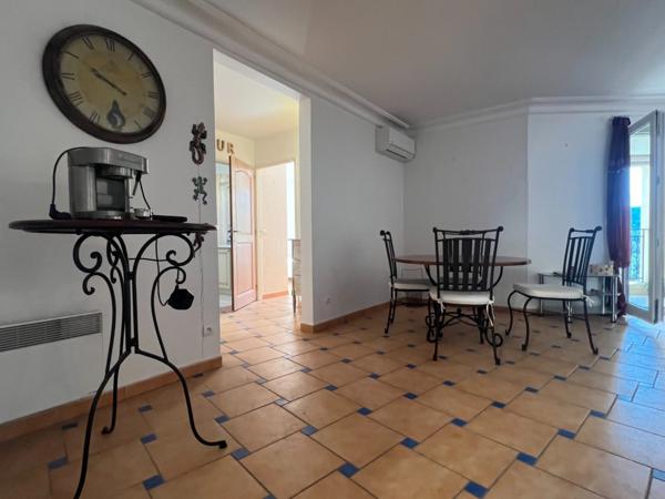 DOMAINE DE PONT ROYAL SECTEUR RESIDENTIEL APPARTEMENT climatisé DE 68 M2 DEUX CHAMBRES climatisées, terrasse, PISCINE, cave , place de parking