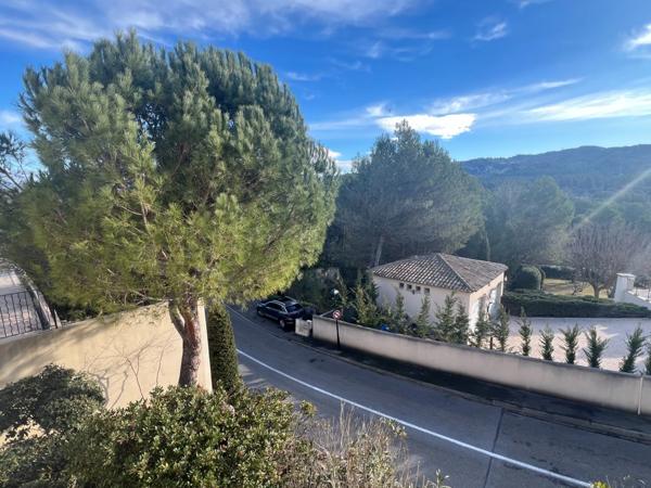 DOMAINE DE PONT ROYAL SECTEUR RESIDENTIEL APPARTEMENT climatisé DE 68 M2 DEUX CHAMBRES climatisées, terrasse, PISCINE, cave , place de parking