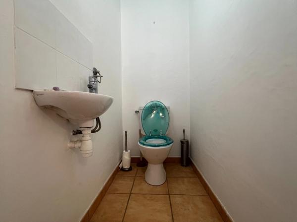 DOMAINE DE PONT ROYAL SECTEUR RESIDENTIEL APPARTEMENT climatisé DE 68 M2 DEUX CHAMBRES climatisées, terrasse, PISCINE, cave , place de parking