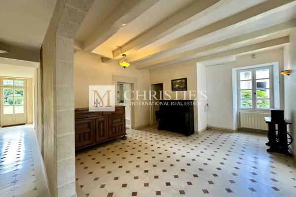 Logis du 16e siècle entièrement rénové avec dépendances et gîte près d’Angoulême