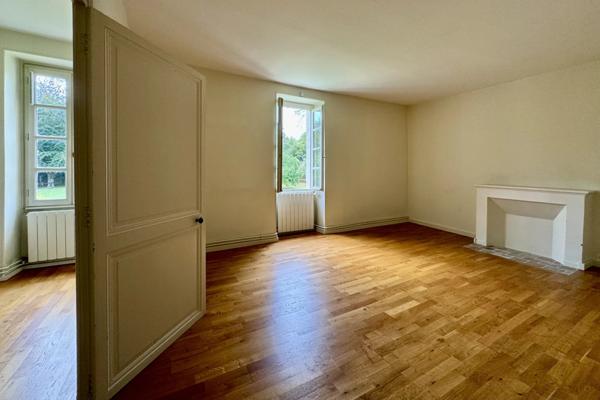 Logis du 16e siècle entièrement rénové avec dépendances et gîte près d’Angoulême