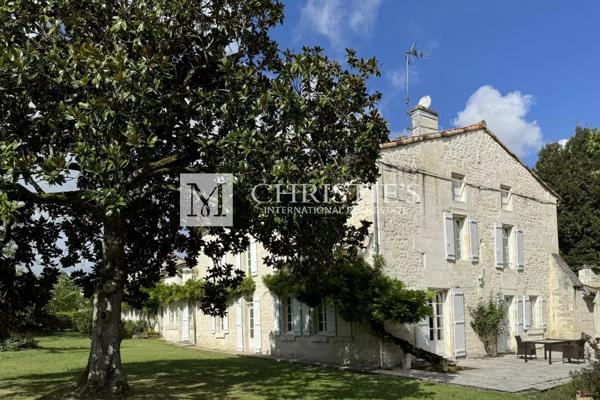 Logis du 16e siècle entièrement rénové avec dépendances et gîte près d’Angoulême