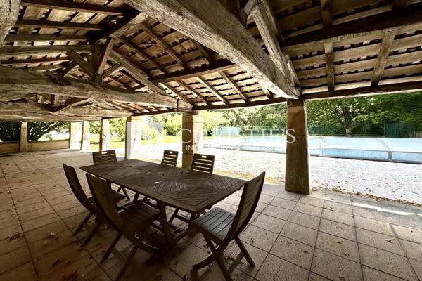 Logis du 16e siècle entièrement rénové avec dépendances et gîte près d’Angoulême