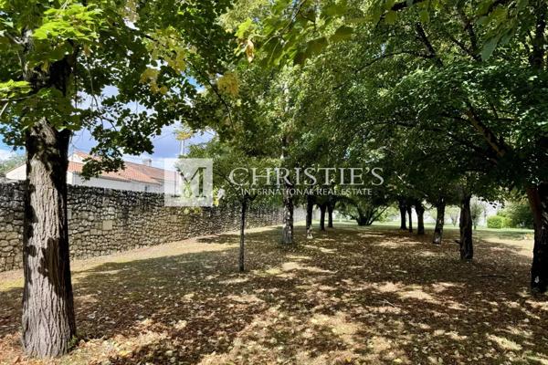 Logis du 16e siècle entièrement rénové avec dépendances et gîte près d’Angoulême