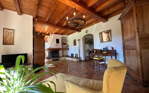 Maison à vendre    7 pièces •  Saintes