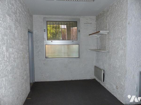 A VENDRE BUREAUX de 100m2 A RENOVER  par PLANTIER NOTAIRES à VERGEZE