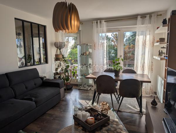 Bien plus qu'un simple appartement aux beaux volumes, ce lieu propose un véritable mode de vie au quotidien. Niché au premier étage avec ascenseur de la très recherchée résidence « Le Renoir », avenue Auguste Renoir, ce bien de 66,29 m² combine l'élégance d'un environnement verdoyant et le confort absolu d'un quotidien où tout se fait à pied.

Un cadre de vie privilégié et des prestations rares ! 
Dès l'ouverture sur les extérieurs, la promesse est tenue : une vue dégagée, baignée de lumière, sans aucun vis-à-vis direct. Le séjour, exposé Sud-Ouest pour une clarté optimale tout au long de la journée, se prolonge sur une première loggia abritée. Le coin nuit accueille deux chambres confortables intégrant leurs dressings, dont l'une s'ouvre sur une seconde loggia privative. Une cuisine aménagée semi-séparée, une salle d'eau fonctionnelle et des WC indépendants viennent parfaire cet agencement fluide.

Au-delà de l'appartement, la copropriété offre un privilège unique sur le secteur : l'accès exclusif à un court de tennis privé parfaitement entretenu au cœur du domaine. Un box fermé et sécurisé en sous-sol vient compléter l'ensemble.

Une adresse stratégique « Tout à pied ».
L'emplacement garantit une autonomie totale sans avoir à prendre la voiture. Les commerces de proximité, les écoles et les professionnels de santé se trouvent à quelques minutes de marche. Côté transports, la gare (Ligne L reliant directement Paris Saint-Lazare et La Défense) se rejoint en seulement 10 minutes à pied, tandis que les lignes de bus s'arrêtent au pied de la résidence.

Une opportunité rare d'allier quiétude, prestations d'exception et praticité. Contactez-moi pour programmer votre visite.