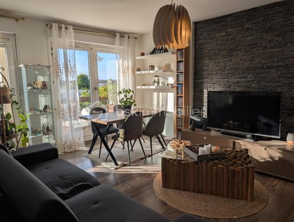 Bien plus qu'un simple appartement aux beaux volumes, ce lieu propose un véritable mode de vie au quotidien. Niché au premier étage avec ascenseur de la très recherchée résidence « Le Renoir », avenue Auguste Renoir, ce bien de 66,29 m² combine l'élégance d'un environnement verdoyant et le confort absolu d'un quotidien où tout se fait à pied.

Un cadre de vie privilégié et des prestations rares ! 
Dès l'ouverture sur les extérieurs, la promesse est tenue : une vue dégagée, baignée de lumière, sans aucun vis-à-vis direct. Le séjour, exposé Sud-Ouest pour une clarté optimale tout au long de la journée, se prolonge sur une première loggia abritée. Le coin nuit accueille deux chambres confortables intégrant leurs dressings, dont l'une s'ouvre sur une seconde loggia privative. Une cuisine aménagée semi-séparée, une salle d'eau fonctionnelle et des WC indépendants viennent parfaire cet agencement fluide.

Au-delà de l'appartement, la copropriété offre un privilège unique sur le secteur : l'accès exclusif à un court de tennis privé parfaitement entretenu au cœur du domaine. Un box fermé et sécurisé en sous-sol vient compléter l'ensemble.

Une adresse stratégique « Tout à pied ».
L'emplacement garantit une autonomie totale sans avoir à prendre la voiture. Les commerces de proximité, les écoles et les professionnels de santé se trouvent à quelques minutes de marche. Côté transports, la gare (Ligne L reliant directement Paris Saint-Lazare et La Défense) se rejoint en seulement 10 minutes à pied, tandis que les lignes de bus s'arrêtent au pied de la résidence.

Une opportunité rare d'allier quiétude, prestations d'exception et praticité. Contactez-moi pour programmer votre visite.
