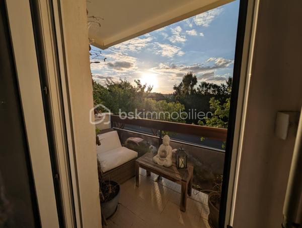 Bien plus qu'un simple appartement aux beaux volumes, ce lieu propose un véritable mode de vie au quotidien. Niché au premier étage avec ascenseur de la très recherchée résidence « Le Renoir », avenue Auguste Renoir, ce bien de 66,29 m² combine l'élégance d'un environnement verdoyant et le confort absolu d'un quotidien où tout se fait à pied.

Un cadre de vie privilégié et des prestations rares ! 
Dès l'ouverture sur les extérieurs, la promesse est tenue : une vue dégagée, baignée de lumière, sans aucun vis-à-vis direct. Le séjour, exposé Sud-Ouest pour une clarté optimale tout au long de la journée, se prolonge sur une première loggia abritée. Le coin nuit accueille deux chambres confortables intégrant leurs dressings, dont l'une s'ouvre sur une seconde loggia privative. Une cuisine aménagée semi-séparée, une salle d'eau fonctionnelle et des WC indépendants viennent parfaire cet agencement fluide.

Au-delà de l'appartement, la copropriété offre un privilège unique sur le secteur : l'accès exclusif à un court de tennis privé parfaitement entretenu au cœur du domaine. Un box fermé et sécurisé en sous-sol vient compléter l'ensemble.

Une adresse stratégique « Tout à pied ».
L'emplacement garantit une autonomie totale sans avoir à prendre la voiture. Les commerces de proximité, les écoles et les professionnels de santé se trouvent à quelques minutes de marche. Côté transports, la gare (Ligne L reliant directement Paris Saint-Lazare et La Défense) se rejoint en seulement 10 minutes à pied, tandis que les lignes de bus s'arrêtent au pied de la résidence.

Une opportunité rare d'allier quiétude, prestations d'exception et praticité. Contactez-moi pour programmer votre visite.