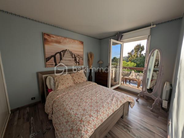 Bien plus qu'un simple appartement aux beaux volumes, ce lieu propose un véritable mode de vie au quotidien. Niché au premier étage avec ascenseur de la très recherchée résidence « Le Renoir », avenue Auguste Renoir, ce bien de 66,29 m² combine l'élégance d'un environnement verdoyant et le confort absolu d'un quotidien où tout se fait à pied.

Un cadre de vie privilégié et des prestations rares ! 
Dès l'ouverture sur les extérieurs, la promesse est tenue : une vue dégagée, baignée de lumière, sans aucun vis-à-vis direct. Le séjour, exposé Sud-Ouest pour une clarté optimale tout au long de la journée, se prolonge sur une première loggia abritée. Le coin nuit accueille deux chambres confortables intégrant leurs dressings, dont l'une s'ouvre sur une seconde loggia privative. Une cuisine aménagée semi-séparée, une salle d'eau fonctionnelle et des WC indépendants viennent parfaire cet agencement fluide.

Au-delà de l'appartement, la copropriété offre un privilège unique sur le secteur : l'accès exclusif à un court de tennis privé parfaitement entretenu au cœur du domaine. Un box fermé et sécurisé en sous-sol vient compléter l'ensemble.

Une adresse stratégique « Tout à pied ».
L'emplacement garantit une autonomie totale sans avoir à prendre la voiture. Les commerces de proximité, les écoles et les professionnels de santé se trouvent à quelques minutes de marche. Côté transports, la gare (Ligne L reliant directement Paris Saint-Lazare et La Défense) se rejoint en seulement 10 minutes à pied, tandis que les lignes de bus s'arrêtent au pied de la résidence.

Une opportunité rare d'allier quiétude, prestations d'exception et praticité. Contactez-moi pour programmer votre visite.