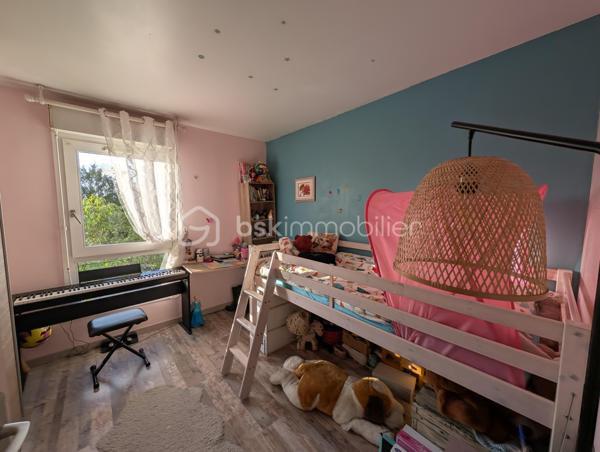Bien plus qu'un simple appartement aux beaux volumes, ce lieu propose un véritable mode de vie au quotidien. Niché au premier étage avec ascenseur de la très recherchée résidence « Le Renoir », avenue Auguste Renoir, ce bien de 66,29 m² combine l'élégance d'un environnement verdoyant et le confort absolu d'un quotidien où tout se fait à pied.

Un cadre de vie privilégié et des prestations rares ! 
Dès l'ouverture sur les extérieurs, la promesse est tenue : une vue dégagée, baignée de lumière, sans aucun vis-à-vis direct. Le séjour, exposé Sud-Ouest pour une clarté optimale tout au long de la journée, se prolonge sur une première loggia abritée. Le coin nuit accueille deux chambres confortables intégrant leurs dressings, dont l'une s'ouvre sur une seconde loggia privative. Une cuisine aménagée semi-séparée, une salle d'eau fonctionnelle et des WC indépendants viennent parfaire cet agencement fluide.

Au-delà de l'appartement, la copropriété offre un privilège unique sur le secteur : l'accès exclusif à un court de tennis privé parfaitement entretenu au cœur du domaine. Un box fermé et sécurisé en sous-sol vient compléter l'ensemble.

Une adresse stratégique « Tout à pied ».
L'emplacement garantit une autonomie totale sans avoir à prendre la voiture. Les commerces de proximité, les écoles et les professionnels de santé se trouvent à quelques minutes de marche. Côté transports, la gare (Ligne L reliant directement Paris Saint-Lazare et La Défense) se rejoint en seulement 10 minutes à pied, tandis que les lignes de bus s'arrêtent au pied de la résidence.

Une opportunité rare d'allier quiétude, prestations d'exception et praticité. Contactez-moi pour programmer votre visite.