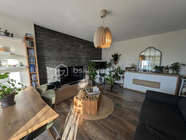 Bien plus qu'un simple appartement aux beaux volumes, ce lieu propose un véritable mode de vie au quotidien. Niché au premier étage avec ascenseur de la très recherchée résidence « Le Renoir », avenue Auguste Renoir, ce bien de 66,29 m² combine l'élégance d'un environnement verdoyant et le confort absolu d'un quotidien où tout se fait à pied.

Un cadre de vie privilégié et des prestations rares ! 
Dès l'ouverture sur les extérieurs, la promesse est tenue : une vue dégagée, baignée de lumière, sans aucun vis-à-vis direct. Le séjour, exposé Sud-Ouest pour une clarté optimale tout au long de la journée, se prolonge sur une première loggia abritée. Le coin nuit accueille deux chambres confortables intégrant leurs dressings, dont l'une s'ouvre sur une seconde loggia privative. Une cuisine aménagée semi-séparée, une salle d'eau fonctionnelle et des WC indépendants viennent parfaire cet agencement fluide.

Au-delà de l'appartement, la copropriété offre un privilège unique sur le secteur : l'accès exclusif à un court de tennis privé parfaitement entretenu au cœur du domaine. Un box fermé et sécurisé en sous-sol vient compléter l'ensemble.

Une adresse stratégique « Tout à pied ».
L'emplacement garantit une autonomie totale sans avoir à prendre la voiture. Les commerces de proximité, les écoles et les professionnels de santé se trouvent à quelques minutes de marche. Côté transports, la gare (Ligne L reliant directement Paris Saint-Lazare et La Défense) se rejoint en seulement 10 minutes à pied, tandis que les lignes de bus s'arrêtent au pied de la résidence.

Une opportunité rare d'allier quiétude, prestations d'exception et praticité. Contactez-moi pour programmer votre visite.