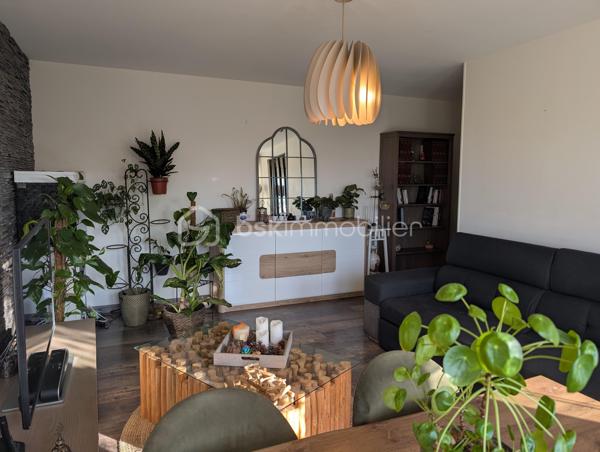 Bien plus qu'un simple appartement aux beaux volumes, ce lieu propose un véritable mode de vie au quotidien. Niché au premier étage avec ascenseur de la très recherchée résidence « Le Renoir », avenue Auguste Renoir, ce bien de 66,29 m² combine l'élégance d'un environnement verdoyant et le confort absolu d'un quotidien où tout se fait à pied.

Un cadre de vie privilégié et des prestations rares ! 
Dès l'ouverture sur les extérieurs, la promesse est tenue : une vue dégagée, baignée de lumière, sans aucun vis-à-vis direct. Le séjour, exposé Sud-Ouest pour une clarté optimale tout au long de la journée, se prolonge sur une première loggia abritée. Le coin nuit accueille deux chambres confortables intégrant leurs dressings, dont l'une s'ouvre sur une seconde loggia privative. Une cuisine aménagée semi-séparée, une salle d'eau fonctionnelle et des WC indépendants viennent parfaire cet agencement fluide.

Au-delà de l'appartement, la copropriété offre un privilège unique sur le secteur : l'accès exclusif à un court de tennis privé parfaitement entretenu au cœur du domaine. Un box fermé et sécurisé en sous-sol vient compléter l'ensemble.

Une adresse stratégique « Tout à pied ».
L'emplacement garantit une autonomie totale sans avoir à prendre la voiture. Les commerces de proximité, les écoles et les professionnels de santé se trouvent à quelques minutes de marche. Côté transports, la gare (Ligne L reliant directement Paris Saint-Lazare et La Défense) se rejoint en seulement 10 minutes à pied, tandis que les lignes de bus s'arrêtent au pied de la résidence.

Une opportunité rare d'allier quiétude, prestations d'exception et praticité. Contactez-moi pour programmer votre visite.