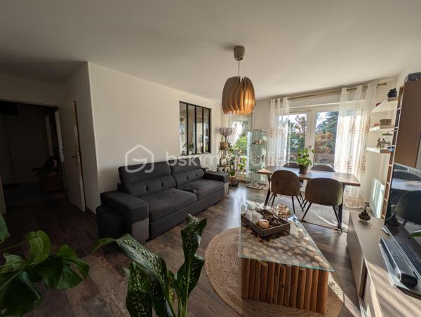 Bien plus qu'un simple appartement aux beaux volumes, ce lieu propose un véritable mode de vie au quotidien. Niché au premier étage avec ascenseur de la très recherchée résidence « Le Renoir », avenue Auguste Renoir, ce bien de 66,29 m² combine l'élégance d'un environnement verdoyant et le confort absolu d'un quotidien où tout se fait à pied.

Un cadre de vie privilégié et des prestations rares ! 
Dès l'ouverture sur les extérieurs, la promesse est tenue : une vue dégagée, baignée de lumière, sans aucun vis-à-vis direct. Le séjour, exposé Sud-Ouest pour une clarté optimale tout au long de la journée, se prolonge sur une première loggia abritée. Le coin nuit accueille deux chambres confortables intégrant leurs dressings, dont l'une s'ouvre sur une seconde loggia privative. Une cuisine aménagée semi-séparée, une salle d'eau fonctionnelle et des WC indépendants viennent parfaire cet agencement fluide.

Au-delà de l'appartement, la copropriété offre un privilège unique sur le secteur : l'accès exclusif à un court de tennis privé parfaitement entretenu au cœur du domaine. Un box fermé et sécurisé en sous-sol vient compléter l'ensemble.

Une adresse stratégique « Tout à pied ».
L'emplacement garantit une autonomie totale sans avoir à prendre la voiture. Les commerces de proximité, les écoles et les professionnels de santé se trouvent à quelques minutes de marche. Côté transports, la gare (Ligne L reliant directement Paris Saint-Lazare et La Défense) se rejoint en seulement 10 minutes à pied, tandis que les lignes de bus s'arrêtent au pied de la résidence.

Une opportunité rare d'allier quiétude, prestations d'exception et praticité. Contactez-moi pour programmer votre visite.