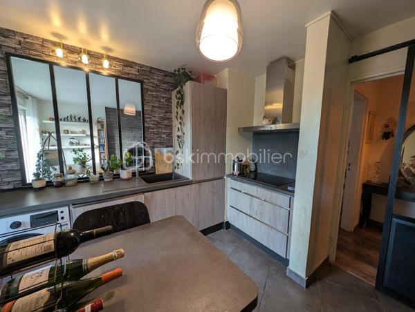 Bien plus qu'un simple appartement aux beaux volumes, ce lieu propose un véritable mode de vie au quotidien. Niché au premier étage avec ascenseur de la très recherchée résidence « Le Renoir », avenue Auguste Renoir, ce bien de 66,29 m² combine l'élégance d'un environnement verdoyant et le confort absolu d'un quotidien où tout se fait à pied.

Un cadre de vie privilégié et des prestations rares ! 
Dès l'ouverture sur les extérieurs, la promesse est tenue : une vue dégagée, baignée de lumière, sans aucun vis-à-vis direct. Le séjour, exposé Sud-Ouest pour une clarté optimale tout au long de la journée, se prolonge sur une première loggia abritée. Le coin nuit accueille deux chambres confortables intégrant leurs dressings, dont l'une s'ouvre sur une seconde loggia privative. Une cuisine aménagée semi-séparée, une salle d'eau fonctionnelle et des WC indépendants viennent parfaire cet agencement fluide.

Au-delà de l'appartement, la copropriété offre un privilège unique sur le secteur : l'accès exclusif à un court de tennis privé parfaitement entretenu au cœur du domaine. Un box fermé et sécurisé en sous-sol vient compléter l'ensemble.

Une adresse stratégique « Tout à pied ».
L'emplacement garantit une autonomie totale sans avoir à prendre la voiture. Les commerces de proximité, les écoles et les professionnels de santé se trouvent à quelques minutes de marche. Côté transports, la gare (Ligne L reliant directement Paris Saint-Lazare et La Défense) se rejoint en seulement 10 minutes à pied, tandis que les lignes de bus s'arrêtent au pied de la résidence.

Une opportunité rare d'allier quiétude, prestations d'exception et praticité. Contactez-moi pour programmer votre visite.