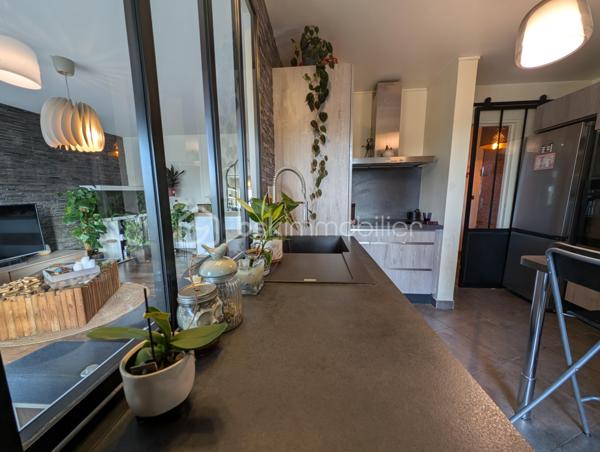 Bien plus qu'un simple appartement aux beaux volumes, ce lieu propose un véritable mode de vie au quotidien. Niché au premier étage avec ascenseur de la très recherchée résidence « Le Renoir », avenue Auguste Renoir, ce bien de 66,29 m² combine l'élégance d'un environnement verdoyant et le confort absolu d'un quotidien où tout se fait à pied.

Un cadre de vie privilégié et des prestations rares ! 
Dès l'ouverture sur les extérieurs, la promesse est tenue : une vue dégagée, baignée de lumière, sans aucun vis-à-vis direct. Le séjour, exposé Sud-Ouest pour une clarté optimale tout au long de la journée, se prolonge sur une première loggia abritée. Le coin nuit accueille deux chambres confortables intégrant leurs dressings, dont l'une s'ouvre sur une seconde loggia privative. Une cuisine aménagée semi-séparée, une salle d'eau fonctionnelle et des WC indépendants viennent parfaire cet agencement fluide.

Au-delà de l'appartement, la copropriété offre un privilège unique sur le secteur : l'accès exclusif à un court de tennis privé parfaitement entretenu au cœur du domaine. Un box fermé et sécurisé en sous-sol vient compléter l'ensemble.

Une adresse stratégique « Tout à pied ».
L'emplacement garantit une autonomie totale sans avoir à prendre la voiture. Les commerces de proximité, les écoles et les professionnels de santé se trouvent à quelques minutes de marche. Côté transports, la gare (Ligne L reliant directement Paris Saint-Lazare et La Défense) se rejoint en seulement 10 minutes à pied, tandis que les lignes de bus s'arrêtent au pied de la résidence.

Une opportunité rare d'allier quiétude, prestations d'exception et praticité. Contactez-moi pour programmer votre visite.