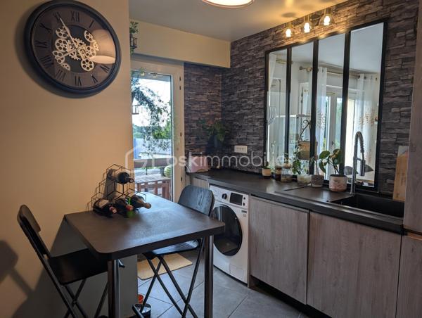 Bien plus qu'un simple appartement aux beaux volumes, ce lieu propose un véritable mode de vie au quotidien. Niché au premier étage avec ascenseur de la très recherchée résidence « Le Renoir », avenue Auguste Renoir, ce bien de 66,29 m² combine l'élégance d'un environnement verdoyant et le confort absolu d'un quotidien où tout se fait à pied.

Un cadre de vie privilégié et des prestations rares ! 
Dès l'ouverture sur les extérieurs, la promesse est tenue : une vue dégagée, baignée de lumière, sans aucun vis-à-vis direct. Le séjour, exposé Sud-Ouest pour une clarté optimale tout au long de la journée, se prolonge sur une première loggia abritée. Le coin nuit accueille deux chambres confortables intégrant leurs dressings, dont l'une s'ouvre sur une seconde loggia privative. Une cuisine aménagée semi-séparée, une salle d'eau fonctionnelle et des WC indépendants viennent parfaire cet agencement fluide.

Au-delà de l'appartement, la copropriété offre un privilège unique sur le secteur : l'accès exclusif à un court de tennis privé parfaitement entretenu au cœur du domaine. Un box fermé et sécurisé en sous-sol vient compléter l'ensemble.

Une adresse stratégique « Tout à pied ».
L'emplacement garantit une autonomie totale sans avoir à prendre la voiture. Les commerces de proximité, les écoles et les professionnels de santé se trouvent à quelques minutes de marche. Côté transports, la gare (Ligne L reliant directement Paris Saint-Lazare et La Défense) se rejoint en seulement 10 minutes à pied, tandis que les lignes de bus s'arrêtent au pied de la résidence.

Une opportunité rare d'allier quiétude, prestations d'exception et praticité. Contactez-moi pour programmer votre visite.