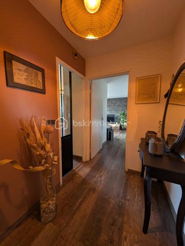 Bien plus qu'un simple appartement aux beaux volumes, ce lieu propose un véritable mode de vie au quotidien. Niché au premier étage avec ascenseur de la très recherchée résidence « Le Renoir », avenue Auguste Renoir, ce bien de 66,29 m² combine l'élégance d'un environnement verdoyant et le confort absolu d'un quotidien où tout se fait à pied.

Un cadre de vie privilégié et des prestations rares ! 
Dès l'ouverture sur les extérieurs, la promesse est tenue : une vue dégagée, baignée de lumière, sans aucun vis-à-vis direct. Le séjour, exposé Sud-Ouest pour une clarté optimale tout au long de la journée, se prolonge sur une première loggia abritée. Le coin nuit accueille deux chambres confortables intégrant leurs dressings, dont l'une s'ouvre sur une seconde loggia privative. Une cuisine aménagée semi-séparée, une salle d'eau fonctionnelle et des WC indépendants viennent parfaire cet agencement fluide.

Au-delà de l'appartement, la copropriété offre un privilège unique sur le secteur : l'accès exclusif à un court de tennis privé parfaitement entretenu au cœur du domaine. Un box fermé et sécurisé en sous-sol vient compléter l'ensemble.

Une adresse stratégique « Tout à pied ».
L'emplacement garantit une autonomie totale sans avoir à prendre la voiture. Les commerces de proximité, les écoles et les professionnels de santé se trouvent à quelques minutes de marche. Côté transports, la gare (Ligne L reliant directement Paris Saint-Lazare et La Défense) se rejoint en seulement 10 minutes à pied, tandis que les lignes de bus s'arrêtent au pied de la résidence.

Une opportunité rare d'allier quiétude, prestations d'exception et praticité. Contactez-moi pour programmer votre visite.