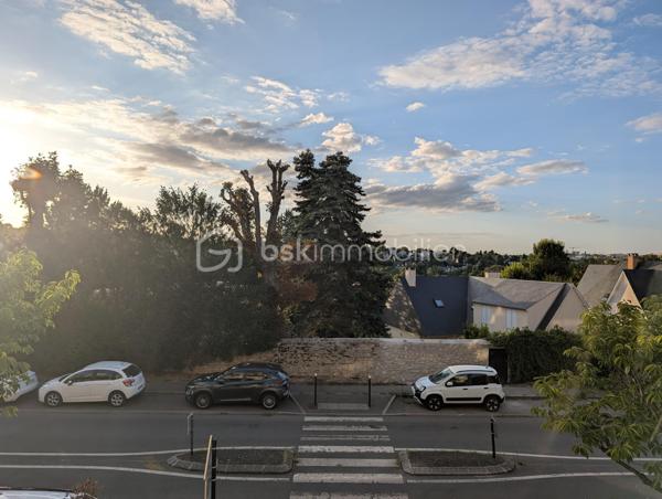Bien plus qu'un simple appartement aux beaux volumes, ce lieu propose un véritable mode de vie au quotidien. Niché au premier étage avec ascenseur de la très recherchée résidence « Le Renoir », avenue Auguste Renoir, ce bien de 66,29 m² combine l'élégance d'un environnement verdoyant et le confort absolu d'un quotidien où tout se fait à pied.

Un cadre de vie privilégié et des prestations rares ! 
Dès l'ouverture sur les extérieurs, la promesse est tenue : une vue dégagée, baignée de lumière, sans aucun vis-à-vis direct. Le séjour, exposé Sud-Ouest pour une clarté optimale tout au long de la journée, se prolonge sur une première loggia abritée. Le coin nuit accueille deux chambres confortables intégrant leurs dressings, dont l'une s'ouvre sur une seconde loggia privative. Une cuisine aménagée semi-séparée, une salle d'eau fonctionnelle et des WC indépendants viennent parfaire cet agencement fluide.

Au-delà de l'appartement, la copropriété offre un privilège unique sur le secteur : l'accès exclusif à un court de tennis privé parfaitement entretenu au cœur du domaine. Un box fermé et sécurisé en sous-sol vient compléter l'ensemble.

Une adresse stratégique « Tout à pied ».
L'emplacement garantit une autonomie totale sans avoir à prendre la voiture. Les commerces de proximité, les écoles et les professionnels de santé se trouvent à quelques minutes de marche. Côté transports, la gare (Ligne L reliant directement Paris Saint-Lazare et La Défense) se rejoint en seulement 10 minutes à pied, tandis que les lignes de bus s'arrêtent au pied de la résidence.

Une opportunité rare d'allier quiétude, prestations d'exception et praticité. Contactez-moi pour programmer votre visite.