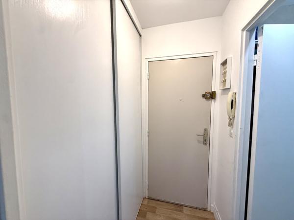 Livry-Gargan (93190) Studio meublé avec grand balcon