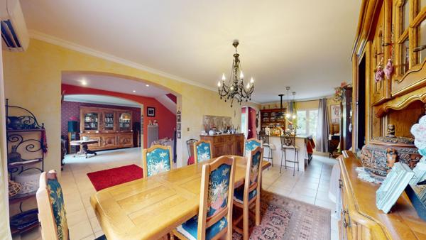 Maison à CARCASSONNE dans un environnement boisé