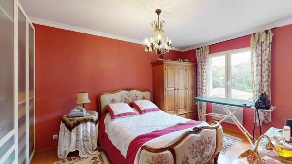 Maison à CARCASSONNE dans un environnement boisé