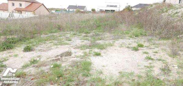 A VENDRE, à 30 min de REIMS, à RETHEL, une parcelle de terrain constructible de 883 m² . PRIX: ...
