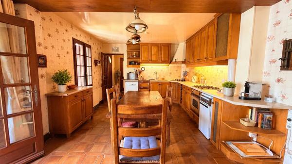 Vente                                                      Maison de village
                        
                     5 pièces                      168 m2                     à Aubigny-sur-Nère