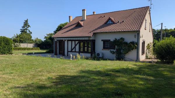Vente                                                      Maison de village
                        
                     5 pièces                      168 m2                     à Aubigny-sur-Nère