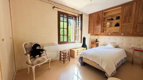 Vente                                                      Maison de village
                        
                     5 pièces                      168 m2                     à Aubigny-sur-Nère