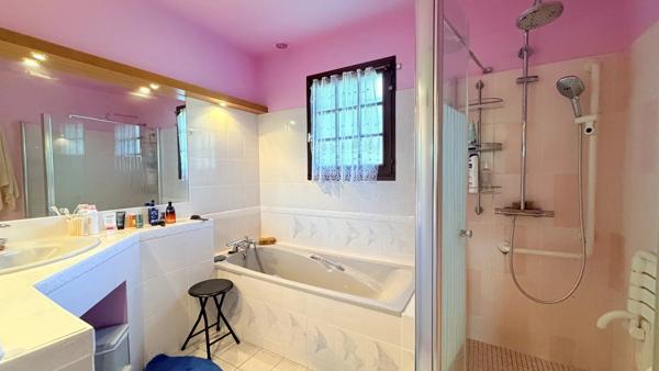 Vente                                                      Maison de village
                        
                     5 pièces                      168 m2                     à Aubigny-sur-Nère