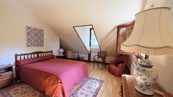 Vente                                                      Maison de village
                        
                     5 pièces                      168 m2                     à Aubigny-sur-Nère