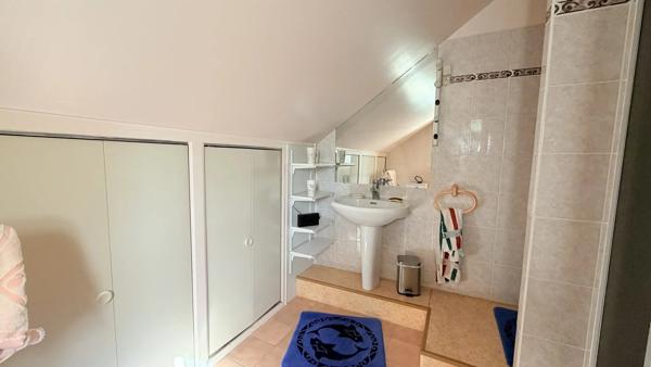 Vente                                                      Maison de village
                        
                     5 pièces                      168 m2                     à Aubigny-sur-Nère