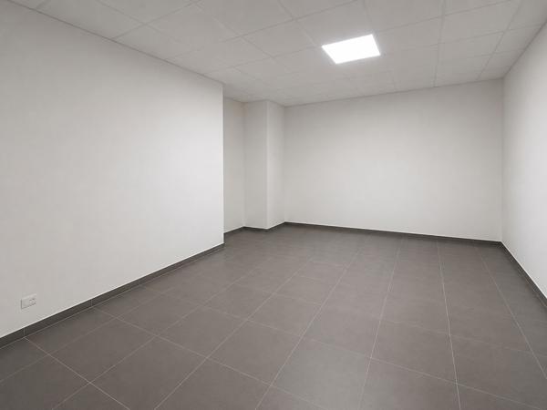 A VENDRE - BUREAUX et LOCAL DE STOCKAGE - EXCELLENTE VISIBILITE , Change A VENDRE - BUREAUX et LOCAL DE STOCKAGE - EXCELLENTE VISIBILITE , Change