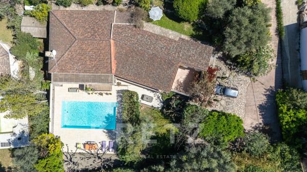 Villa contemporaine avec piscine dans un environnement préservé