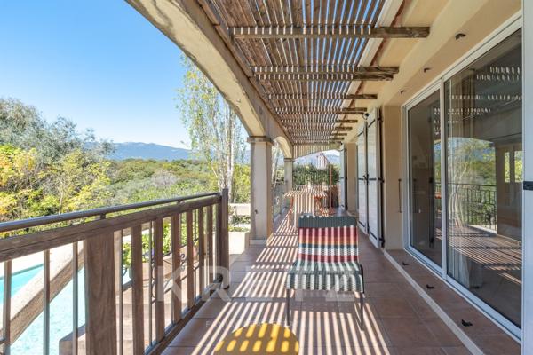 Villa contemporaine avec piscine dans un environnement préservé