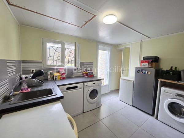 VISITE VIRTUELLE DISPONIBLE DANS CETTE ANNONCE
Maison rénovée de 106,5 m² – Grand terrain clos de 3 149 m² – Terrasse couverte
Découvrez cette charmante maison rénovée en 2013, offrant une surface habitable de 106,5 m²offrant de beaux volumes sous toiture, située dans un environnement agréable, au calme, avec école et épicerie.

Elle se compose d’une spacieuse pièce de vie lumineuse avec cuisine équipée ouverte, idéale pour partager des moments conviviaux. 
Un dégagement dessert un WC indépendant ainsi qu’une salle d’eau moderne équipée d’une douche à l’italienne.

Côté nuit, vous trouverez 3 chambres de plain-pied, complétées par une pièce supplémentaire en mezzanine surplombant le séjour, parfaite pour un bureau, une salle de jeux ou une chambre d’appoint.

La maison dispose également d’un espace buanderie avec évier, placard, et d'un accès à un grenier dans les combles, offrant un espace de stockage supplémentaire.

À l’extérieur, vous profiterez d’un magnifique terrain entièrement clôturé de 3 149 m², avec une piscine hors sol, ainsi que d’une belle terrasse couverte pour vos moments de détente.

Prestations et équipements :
- Chauffage par radiateurs à inertie sèche + climatisation réversible
- Volets roulants électriques
- Ballon d’eau chaude électrique 200 L (installé en septembre 2021)
- Fibre optique installée
- Assainissement individuel (non conforme)
- Taxe d’habitation : 760 €

Une maison fonctionnelle et confortable, idéale pour une famille ou pour les amoureux d’espace et de tranquillité.
À découvrir sans tarder !