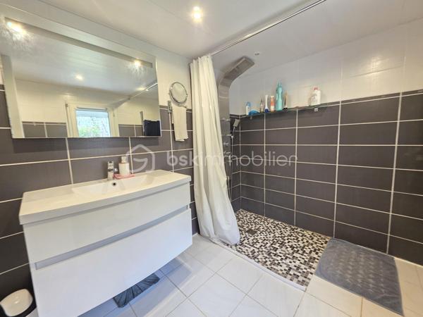 VISITE VIRTUELLE DISPONIBLE DANS CETTE ANNONCE
Maison rénovée de 106,5 m² – Grand terrain clos de 3 149 m² – Terrasse couverte
Découvrez cette charmante maison rénovée en 2013, offrant une surface habitable de 106,5 m²offrant de beaux volumes sous toiture, située dans un environnement agréable, au calme, avec école et épicerie.

Elle se compose d’une spacieuse pièce de vie lumineuse avec cuisine équipée ouverte, idéale pour partager des moments conviviaux. 
Un dégagement dessert un WC indépendant ainsi qu’une salle d’eau moderne équipée d’une douche à l’italienne.

Côté nuit, vous trouverez 3 chambres de plain-pied, complétées par une pièce supplémentaire en mezzanine surplombant le séjour, parfaite pour un bureau, une salle de jeux ou une chambre d’appoint.

La maison dispose également d’un espace buanderie avec évier, placard, et d'un accès à un grenier dans les combles, offrant un espace de stockage supplémentaire.

À l’extérieur, vous profiterez d’un magnifique terrain entièrement clôturé de 3 149 m², avec une piscine hors sol, ainsi que d’une belle terrasse couverte pour vos moments de détente.

Prestations et équipements :
- Chauffage par radiateurs à inertie sèche + climatisation réversible
- Volets roulants électriques
- Ballon d’eau chaude électrique 200 L (installé en septembre 2021)
- Fibre optique installée
- Assainissement individuel (non conforme)
- Taxe d’habitation : 760 €

Une maison fonctionnelle et confortable, idéale pour une famille ou pour les amoureux d’espace et de tranquillité.
À découvrir sans tarder !