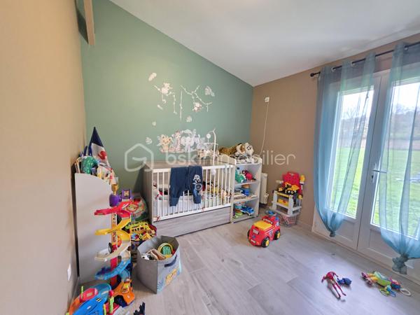 VISITE VIRTUELLE DISPONIBLE DANS CETTE ANNONCE
Maison rénovée de 106,5 m² – Grand terrain clos de 3 149 m² – Terrasse couverte
Découvrez cette charmante maison rénovée en 2013, offrant une surface habitable de 106,5 m²offrant de beaux volumes sous toiture, située dans un environnement agréable, au calme, avec école et épicerie.

Elle se compose d’une spacieuse pièce de vie lumineuse avec cuisine équipée ouverte, idéale pour partager des moments conviviaux. 
Un dégagement dessert un WC indépendant ainsi qu’une salle d’eau moderne équipée d’une douche à l’italienne.

Côté nuit, vous trouverez 3 chambres de plain-pied, complétées par une pièce supplémentaire en mezzanine surplombant le séjour, parfaite pour un bureau, une salle de jeux ou une chambre d’appoint.

La maison dispose également d’un espace buanderie avec évier, placard, et d'un accès à un grenier dans les combles, offrant un espace de stockage supplémentaire.

À l’extérieur, vous profiterez d’un magnifique terrain entièrement clôturé de 3 149 m², avec une piscine hors sol, ainsi que d’une belle terrasse couverte pour vos moments de détente.

Prestations et équipements :
- Chauffage par radiateurs à inertie sèche + climatisation réversible
- Volets roulants électriques
- Ballon d’eau chaude électrique 200 L (installé en septembre 2021)
- Fibre optique installée
- Assainissement individuel (non conforme)
- Taxe d’habitation : 760 €

Une maison fonctionnelle et confortable, idéale pour une famille ou pour les amoureux d’espace et de tranquillité.
À découvrir sans tarder !